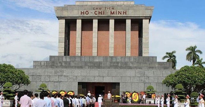 Vầng trăng dịu hiền trong Viếng lăng Bác