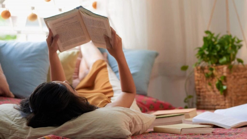Hình ảnh minh họa một người đang đọc sách, gợi ý về việc học hỏi từ các tác giả khác nhau