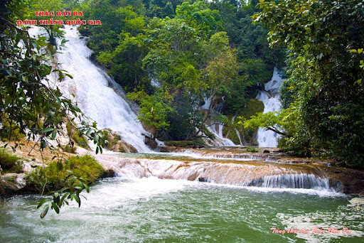Thác nước tự nhiên hùng vĩ