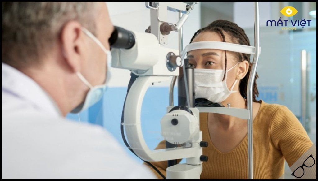Thăm khám mắt định kỳ để kiểm soát độ cận thị