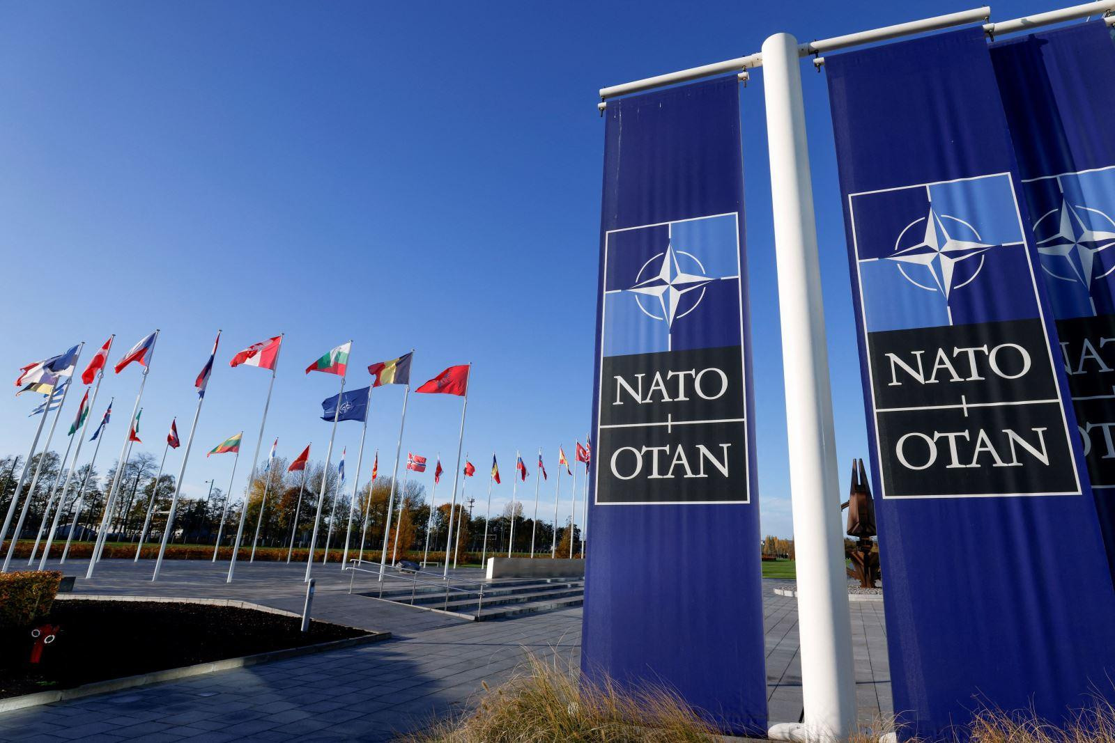 NATO được thành lập vào năm 1949, một liên minh quân sự quan trọng trong thời kỳ Chiến tranh Lạnh