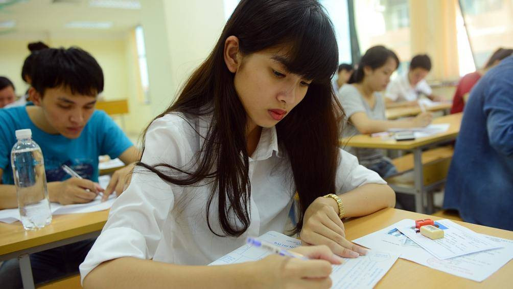 Hình ảnh một thí sinh đang làm bài thi toán vào lớp 10