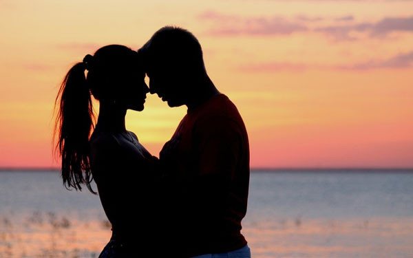 Cặp đôi cùng nhau ngắm hoàng hôn, một khoảnh khắc lãng mạn của tình yêu
