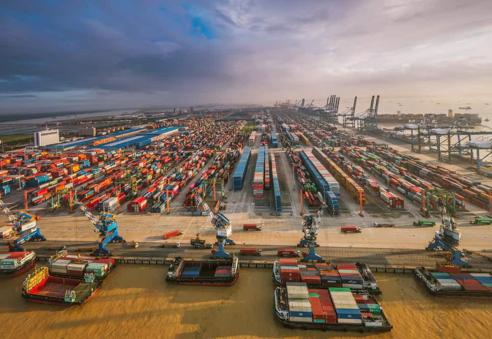 Khu vực bến container tại Cảng Quảng Châu với hàng nghìn container được xếp gọn gàng
