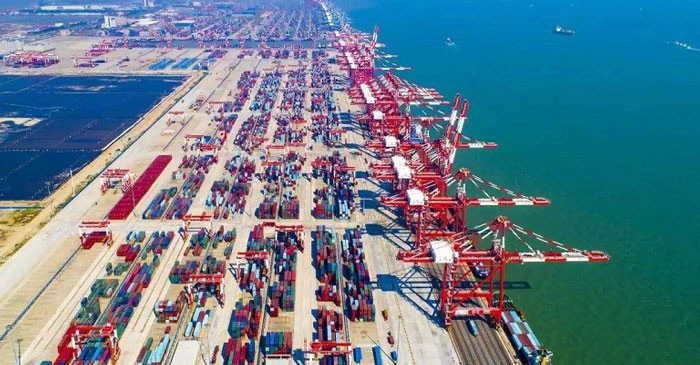 Cảng Quảng Châu với các tàu container lớn đang neo đậu