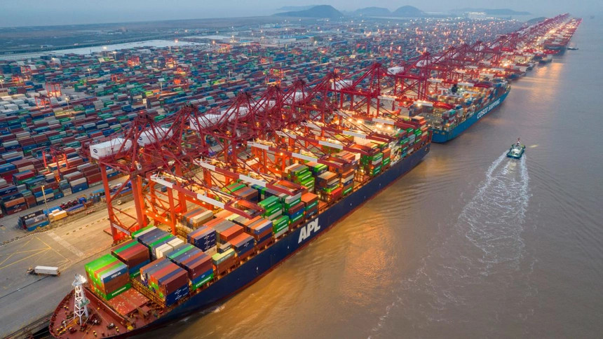 Cảng Thượng Hải nhìn từ trên cao với container xếp chồng lên nhau và tàu thuyền neo đậu