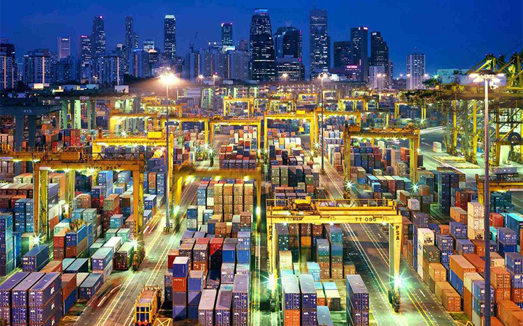 Cảng Singapore với tàu thuyền neo đậu san sát và hệ thống đèn chiếu sáng hiện đại vào ban đêm