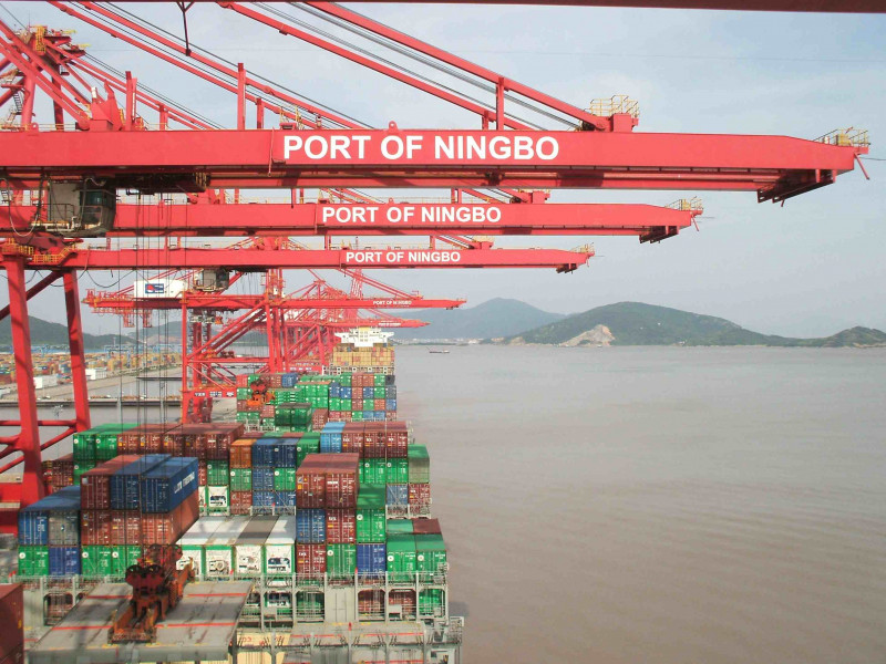 Cảng Ninh Ba với các cần cẩu khổng lồ và container xếp thành hàng dài