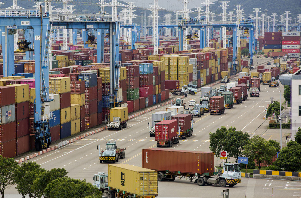 Tàu container cỡ lớn đang cập cảng Ninh Ba để bốc dỡ hàng hóa