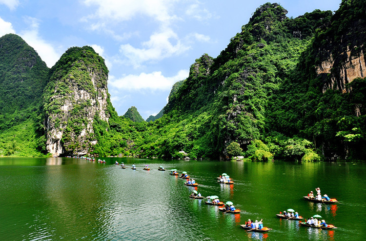 Nước ta nằm trong vùng nội chí tuyến nên khí hậu mang tính chất nhiệt đới, nhận lượng bức xạ mặt trời lớn