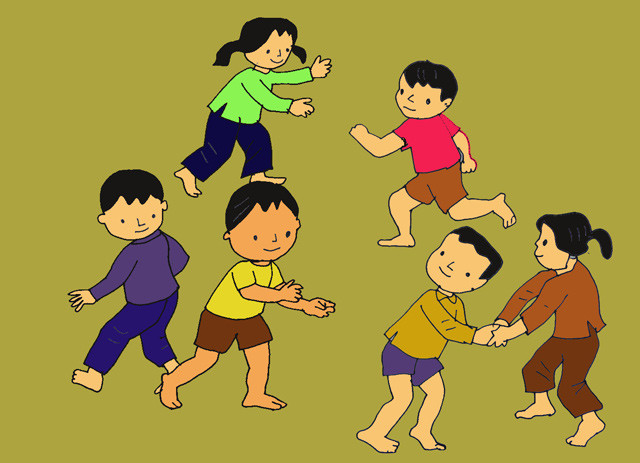 Một em bé đang núp sau một gốc cây trong khi chơi trốn tìm, thể hiện sự tập trung và thích thú
