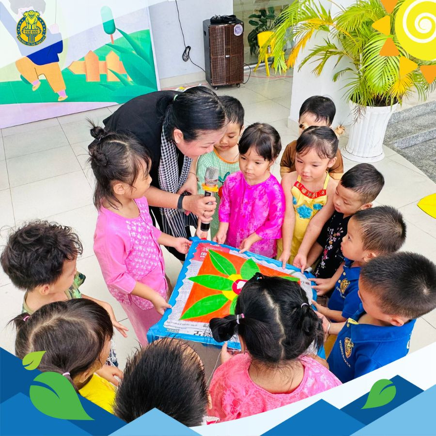 Các con tự tay trang trí cho những cánh diều tuổi thơ của mình.
