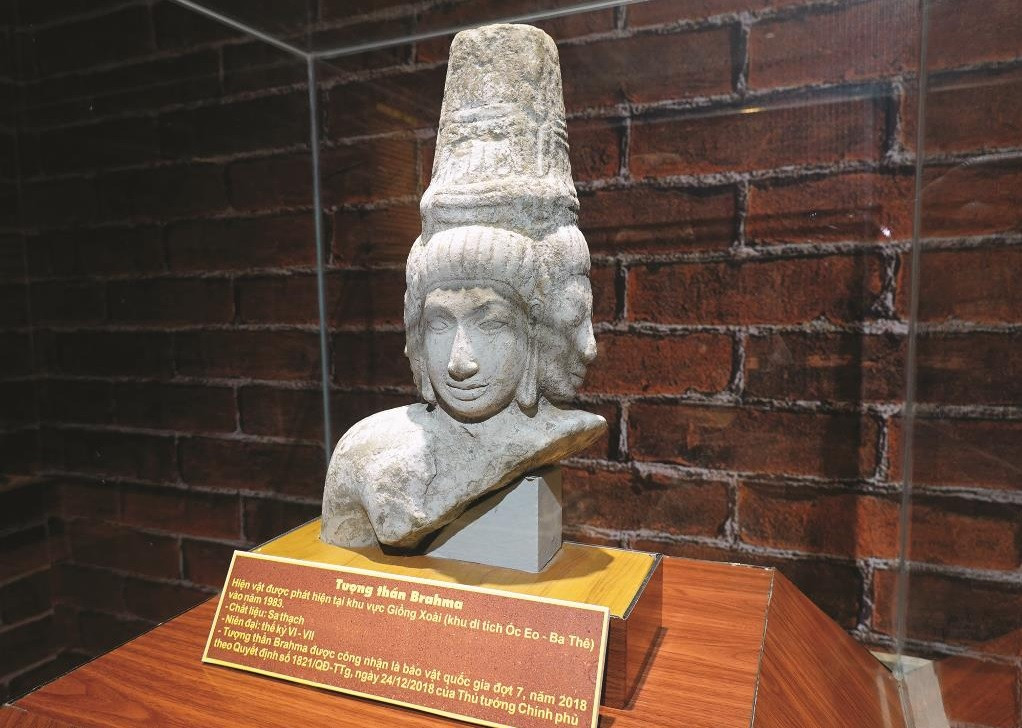 Tượng thần Brahma bằng sa thạch, thế kỷ VI – VII, trưng bày tại Bảo tàng tỉnh An Giang, được phát hiện tại khu vực Giồng Xoài (khu di tích Óc Eo – Ba Thê) vào năm 1983.