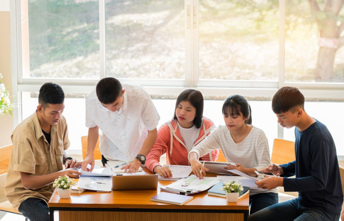 Học sinh Việt Nam trong giờ học tiếng Anh