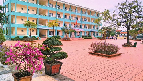 Vườn trường buổi sáng sớm