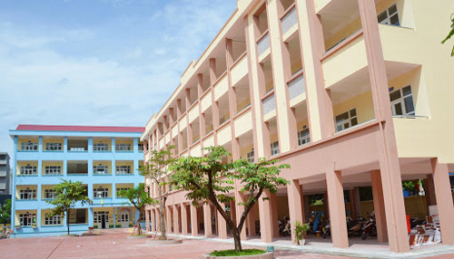 Sân trường buổi sáng sớm