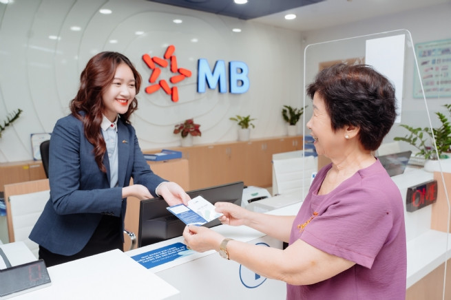 Nữ nghiên cứu sinh làm việc trong phòng thí nghiệm hiện đại, minh họa cho sự nghiệp khoa học đầy tiềm năng