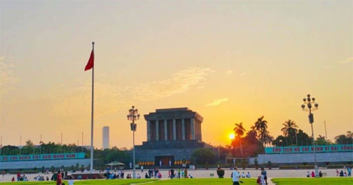 Hàng tre xanh ngát bên lăng Bác, biểu tượng của Việt Nam kiên cường