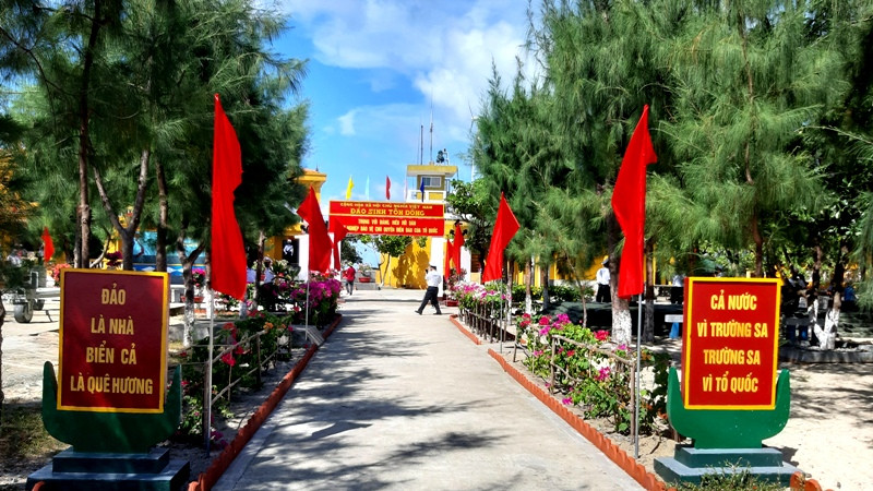 Hình ảnh minh họa người lính đảo vui mừng khi trời mưa, thể hiện sự lạc quan yêu đời