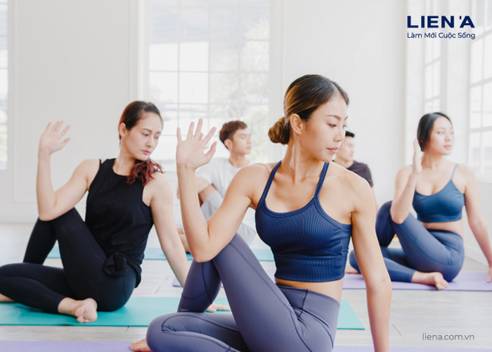 Một người phụ nữ đang thiền định trong không gian yên tĩnh, thể hiện phương pháp thư giãn hiệu quả giúp cải thiện giấc ngủ mà tic.edu.vn gợi ý.