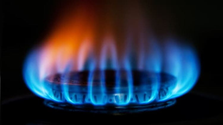 Bình gas gia đình sử dụng khí hóa lỏng (LPG) làm nhiên liệu chính, cung cấp năng lượng cho nấu ăn và các thiết bị gia dụng khác.
