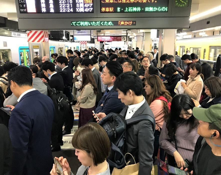 Người dân đi làm bằng tàu điện ở Tokyo