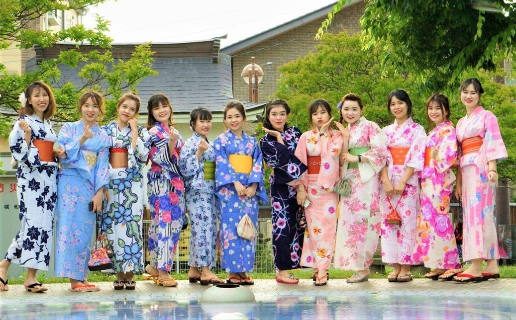 Thuê mượn áo Yukata giữa các bạn thực tập sinh với nhau