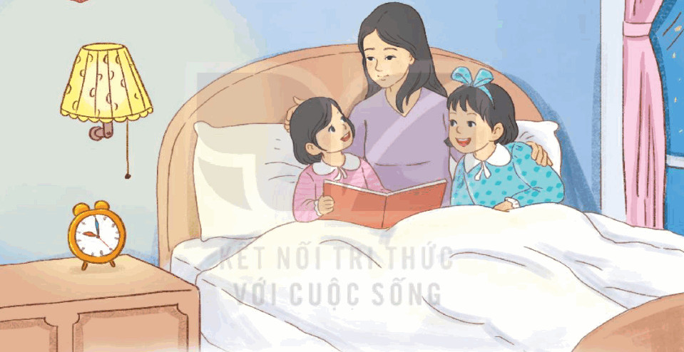 Mẹ và con gái trò chuyện vui vẻ trong phòng khách.