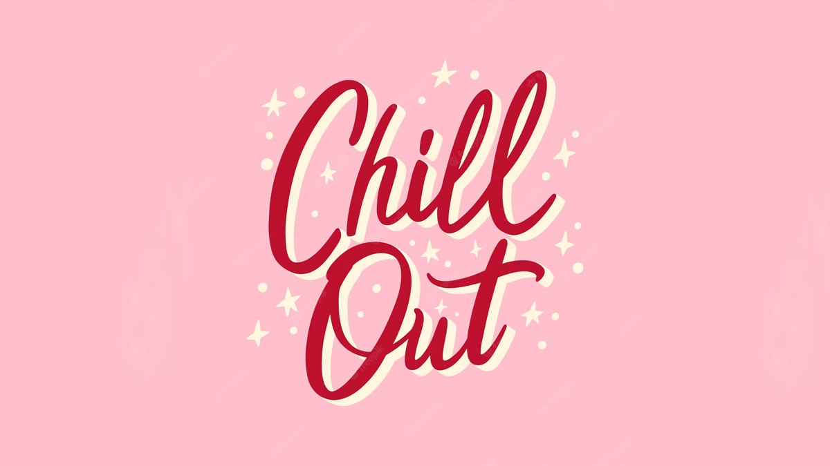 Một người đang chill out tại bãi biển lúc hoàng hôn, tận hưởng sự thư giãn và bình yên.
