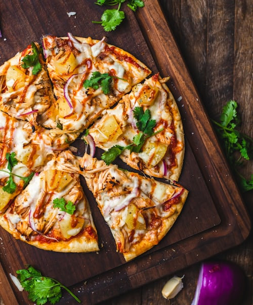 Bàn ăn được bày trí đẹp mắt với nhiều món ăn hấp dẫn, thể hiện sự sáng tạo và kỹ năng nấu nướng