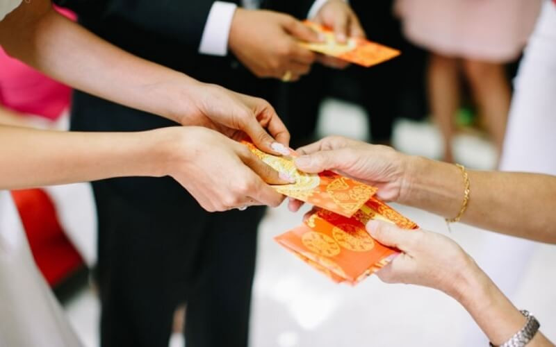Phong tục lì xì ngày Tết mang ý nghĩa cầu chúc những điều tốt đẹp nhất đến người thân yêu